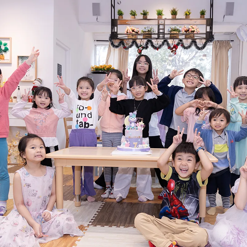 小朋友圍着生日蛋糕開心合照