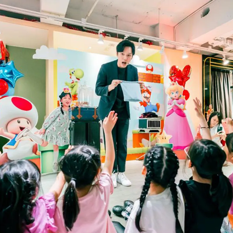 Magic Ka 在生日會上為一班小朋友表演互動魔術