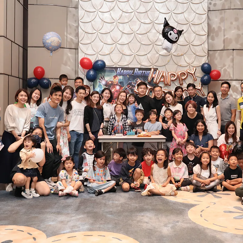 大型生日會大合照,小朋友坐前排、家長站後排